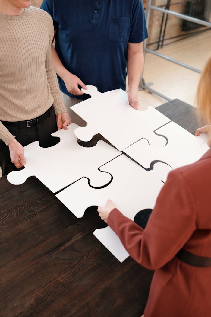 Workshops Mensen leggen samen grote puzzelstukken tijdens een creatieve workshop